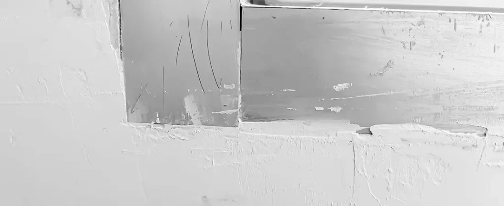 Limpia esa mancha de pintura en tu ventana de aluminio